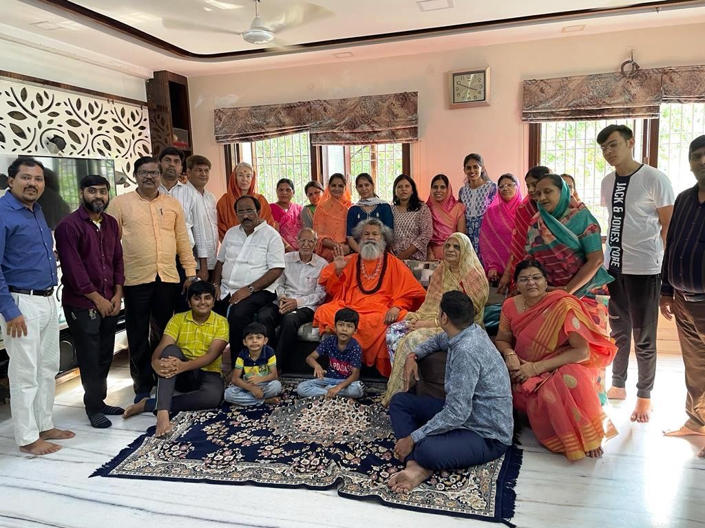 Vishwaguruji with bhaktas in Chennai, India