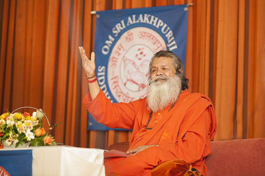 Vishwaguruji with his bhaktas in Vép