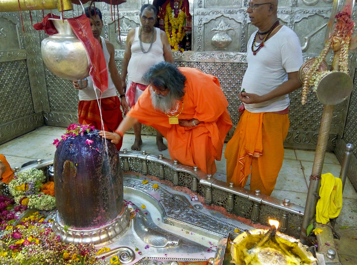 Vishwaguruji performs puja for World Peace