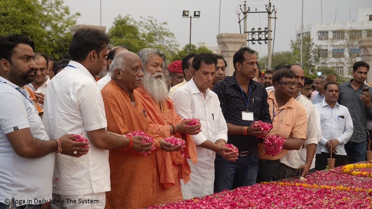 Vishwaguruji attends memorial for late Vice President Shekhavat 